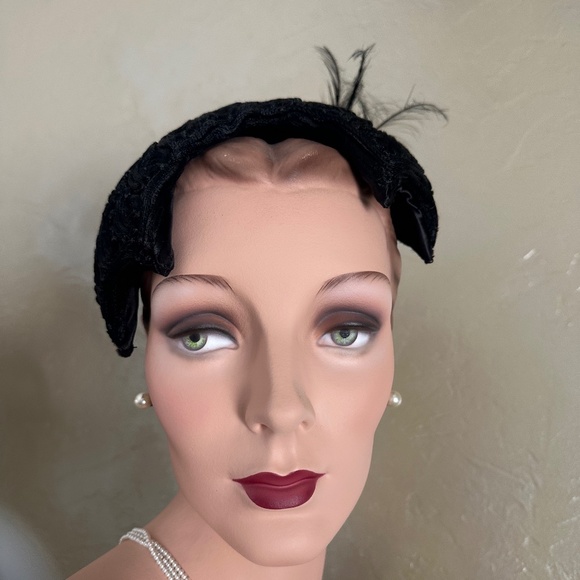 FASCINATING 1950s' BLACK FABRIC JULIET CAP WITH UNIQUE FEATHER/CRIN TRIM